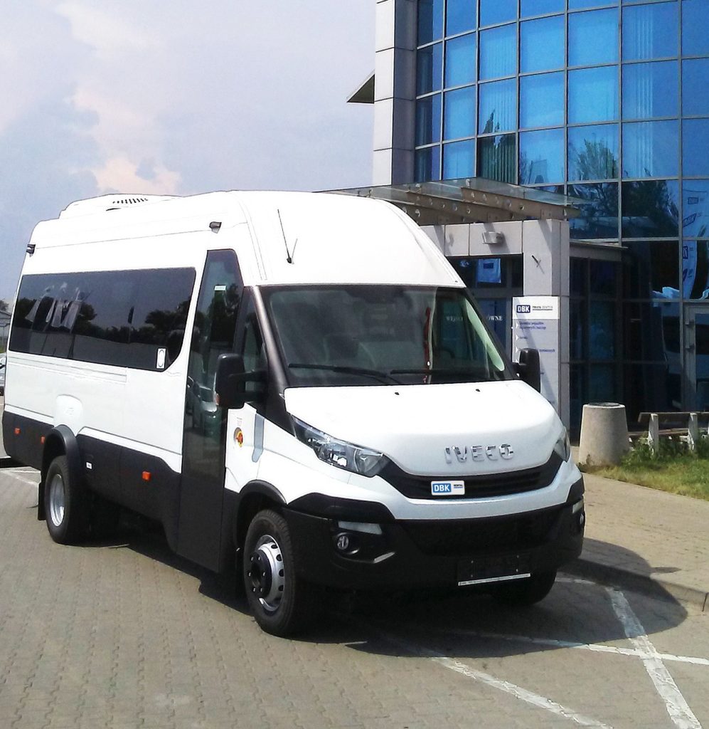 biały minibus IVECO Daily