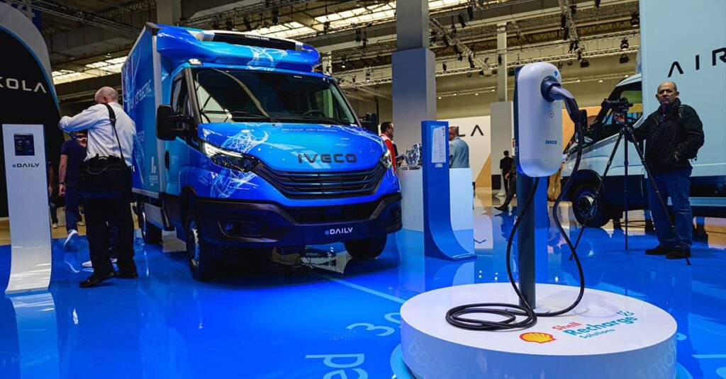 Najnowszy IVECO eDaily - w pełni elektryczny dostawczak oferowany jest w szerokiej gamie nadwozi – od furgonu, przez podwozie pod zabudowę, na minibusie skończywszy. 