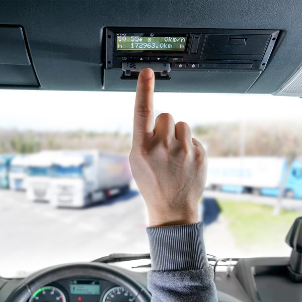 do rejestracji czasu pracy kierowc&oacute;w służy tachograf