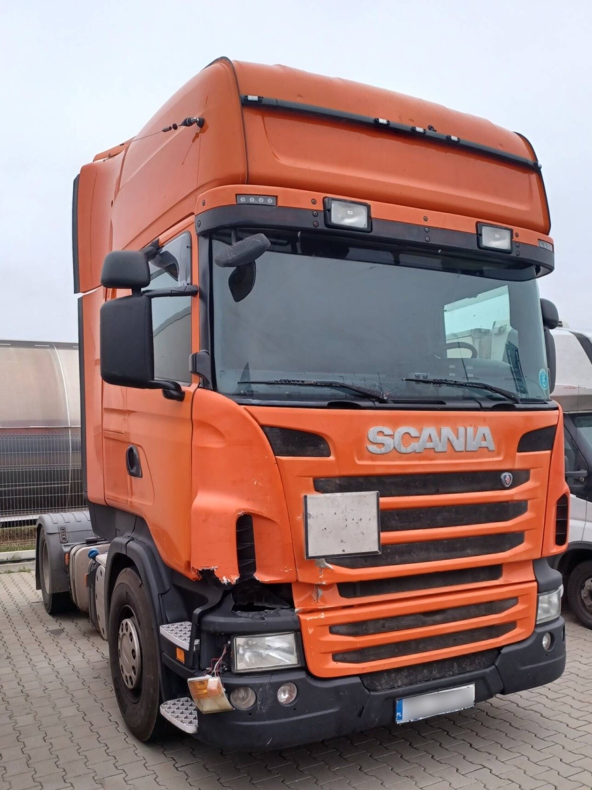 Scania R380: Naprawa blacharsko-lakiernicza po zderzeniu z koparką