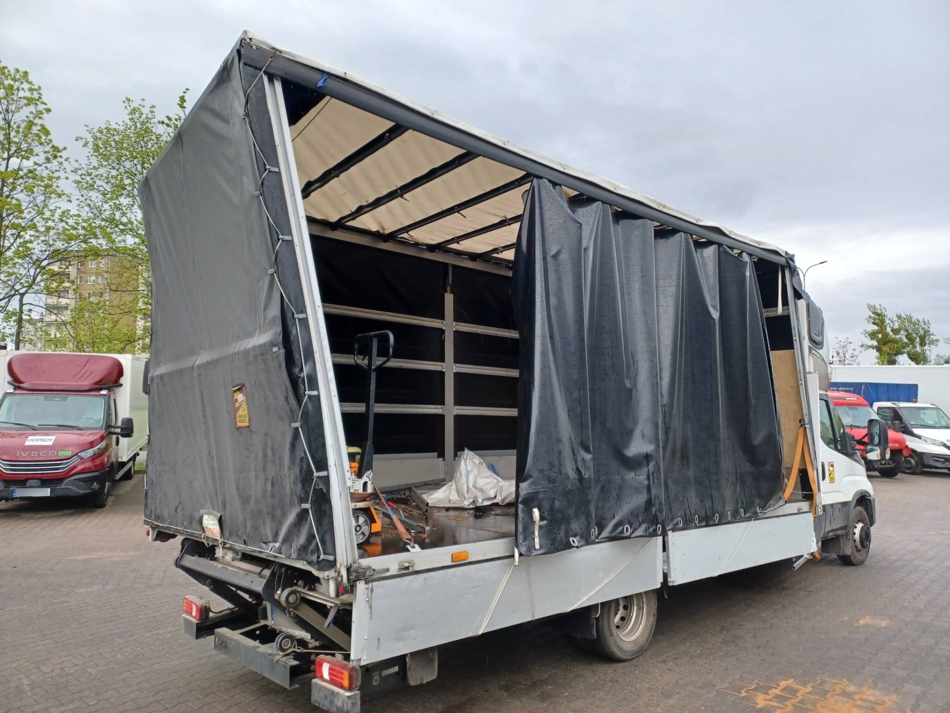 Iveco Daily: Naprawa zabudowy po zahaczeniu o drzewo – Poznań