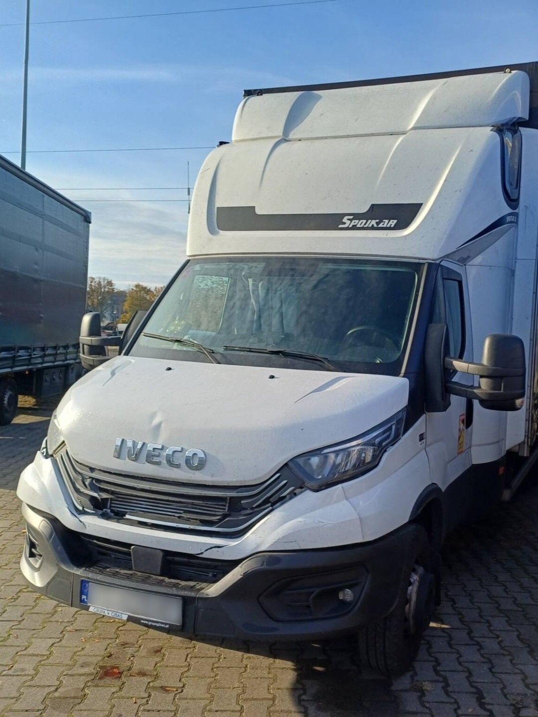 IVECO DAILY: Naprawa blacharsko-lakiernicza po kolizji parkingowej – Poznań