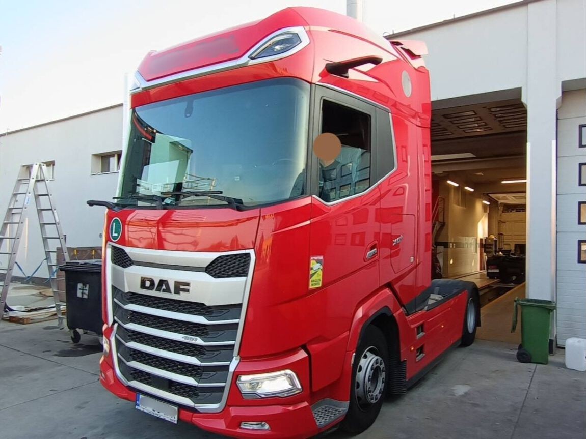 DAF XG+: Naprawa blacharsko-lakiernicza po otarciu o bariery | Toruń