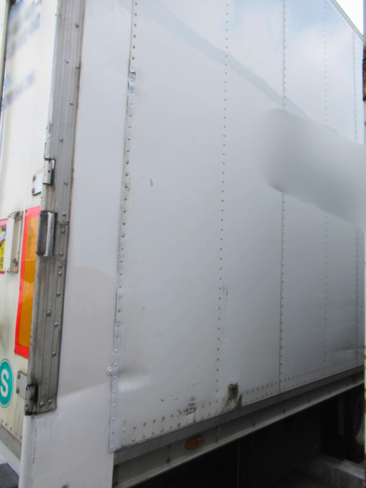 Naprawa blacharsko-lakiernicza naczepy TALSON – realizacja w DBK Warszawa