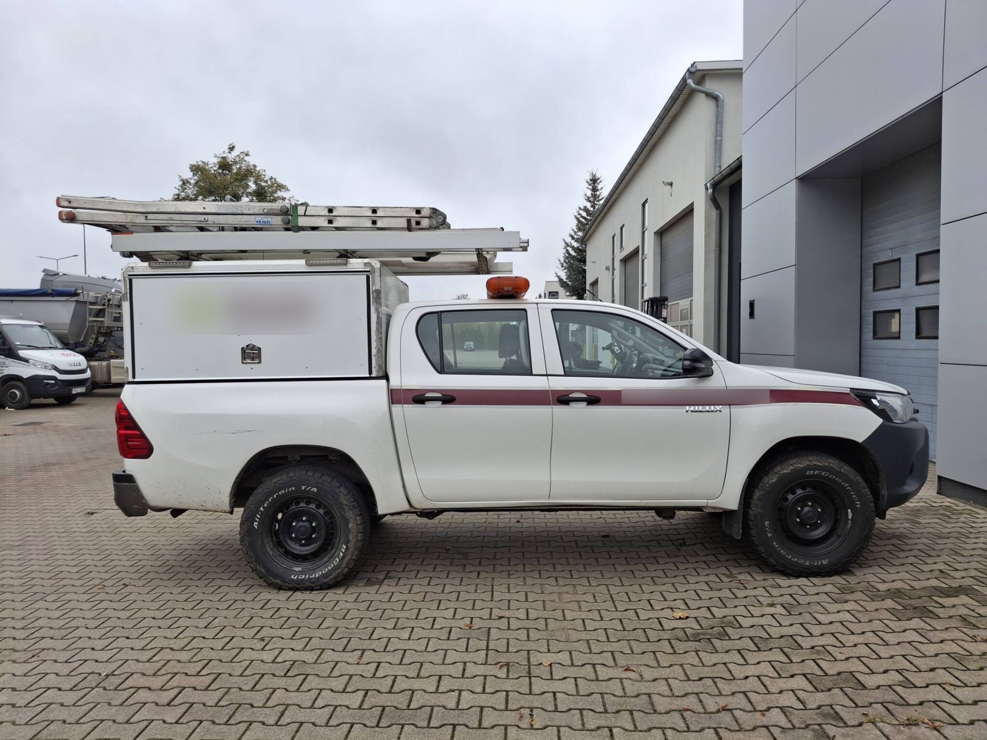 Naprawa blacharsko-lakiernicza Toyoty Hilux – realizacja w DBK Olsztyn