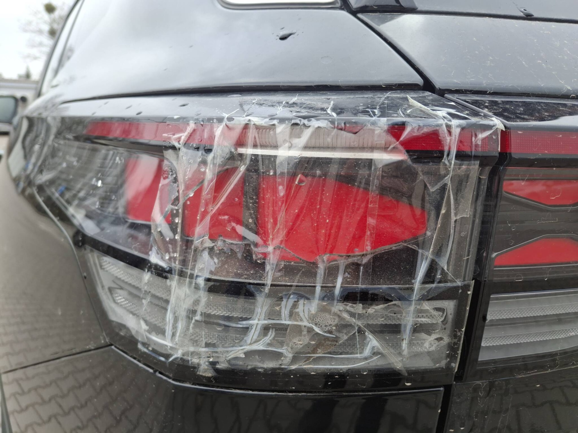 Wymiana tylnej lampy w Volkswagenie Tayron – bezgotówkowo z polisy Warta | Olsztyn