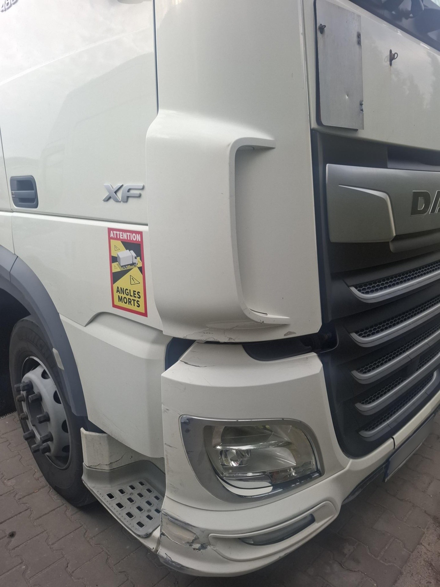 DAF XF: Naprawa blacharsko-lakiernicza po kolizji drogowej | Białystok