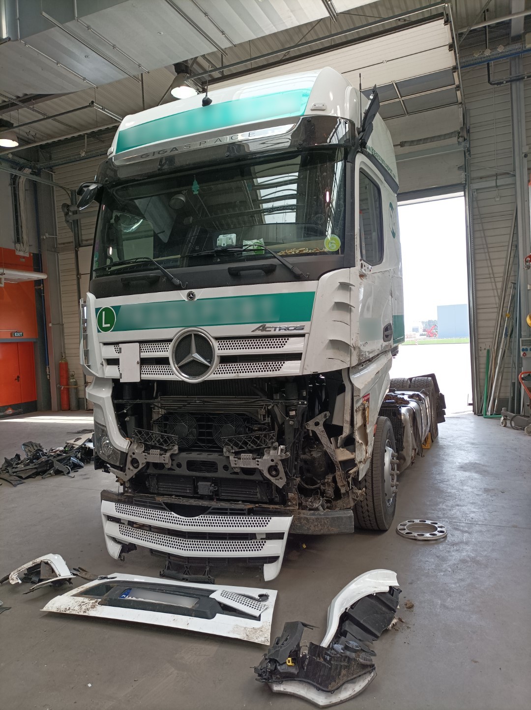 Naprawa powypadkowa Mercedesa Actros – realizacja w Niepruszewie