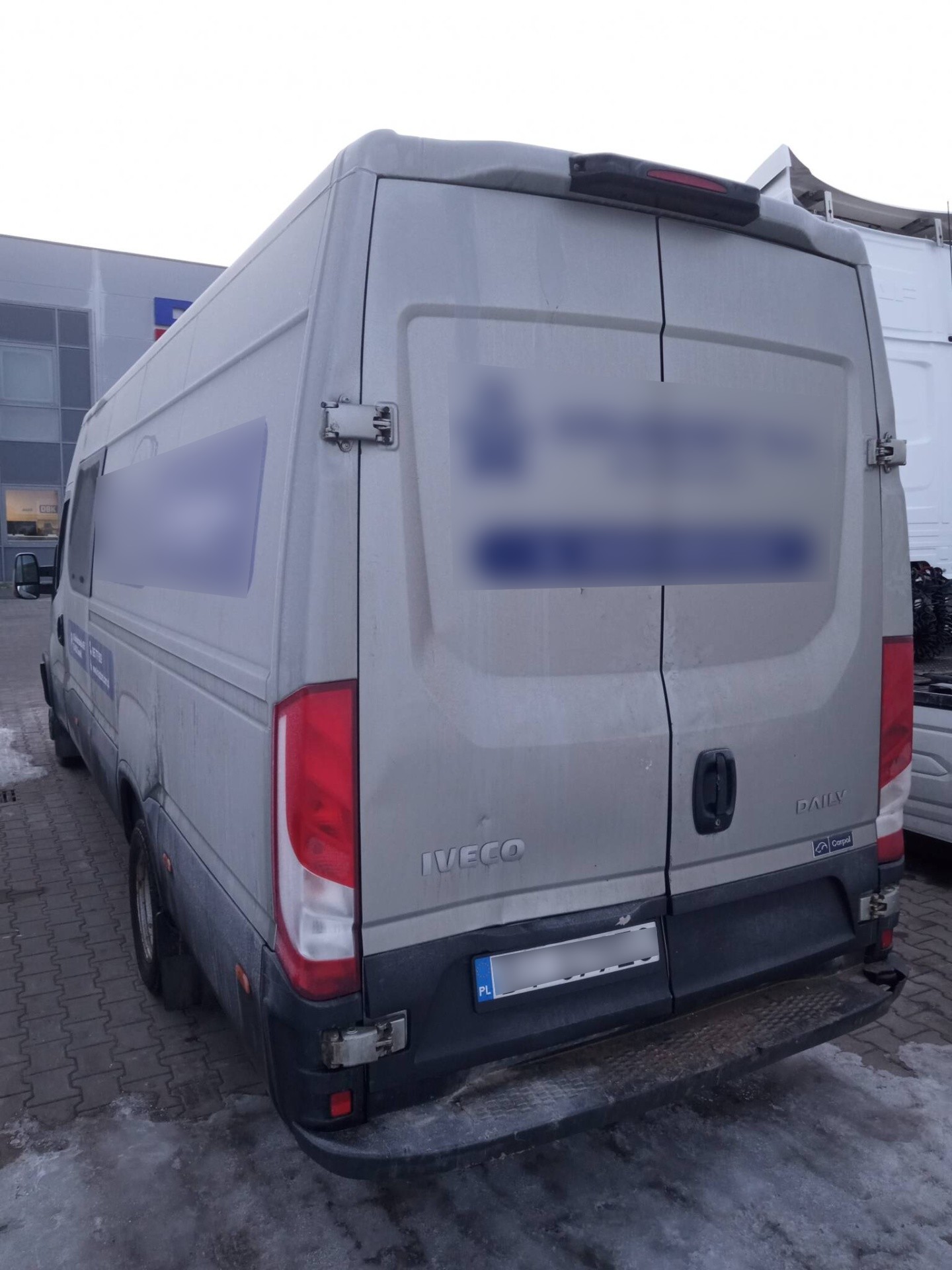 IVECO Daily: Naprawa blacharsko-lakiernicza po kolizji z paletami – Suwałki