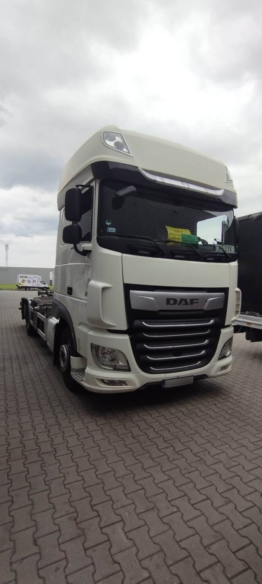 DAF XF: Naprawa blacharsko-lakiernicza po kolizji z bramą – Niepruszewo