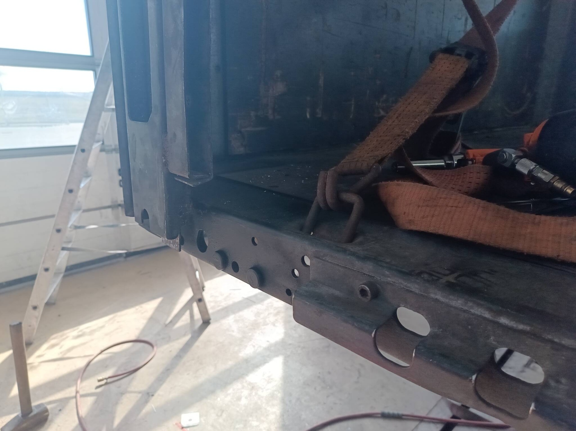 Prostowanie ramy naczepy Schmitz – realizacja w DBK Suwałki