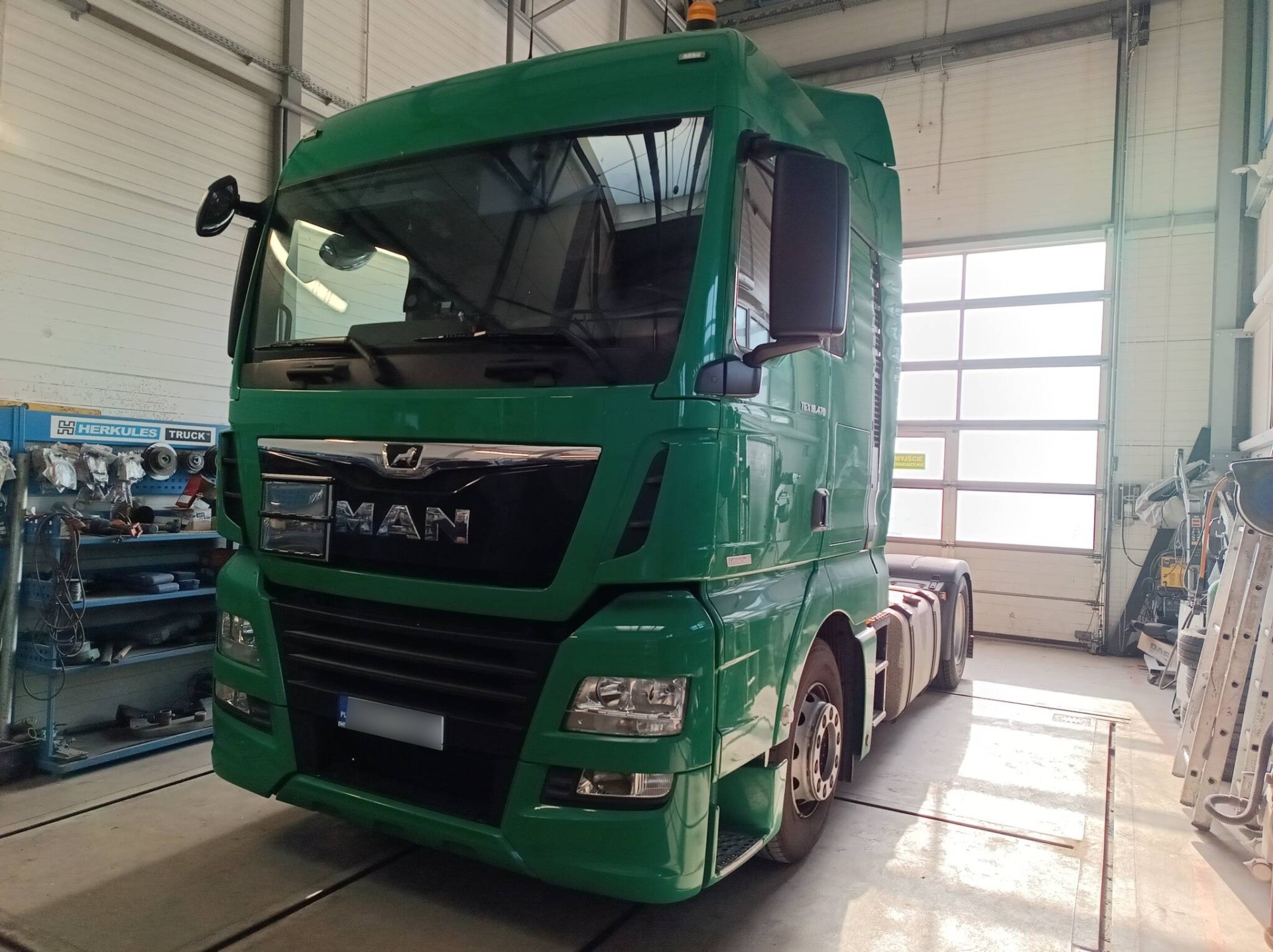 MAN TGX: Wymiana szyby po uszkodzeniu przez kamień – Suwałki