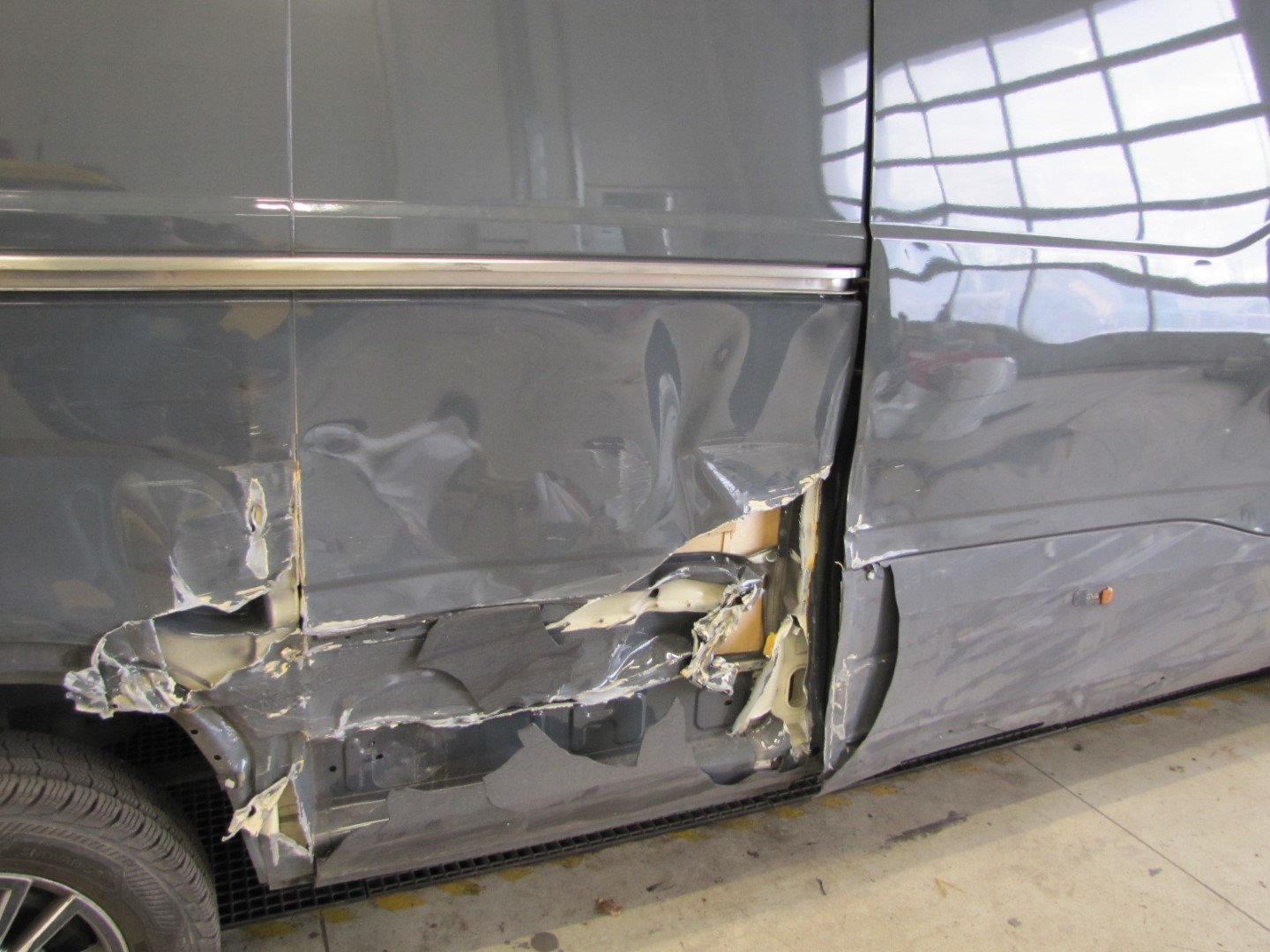 IVECO Daily: Naprawa blacharska po zderzeniu z ciągnikiem – Szczecin