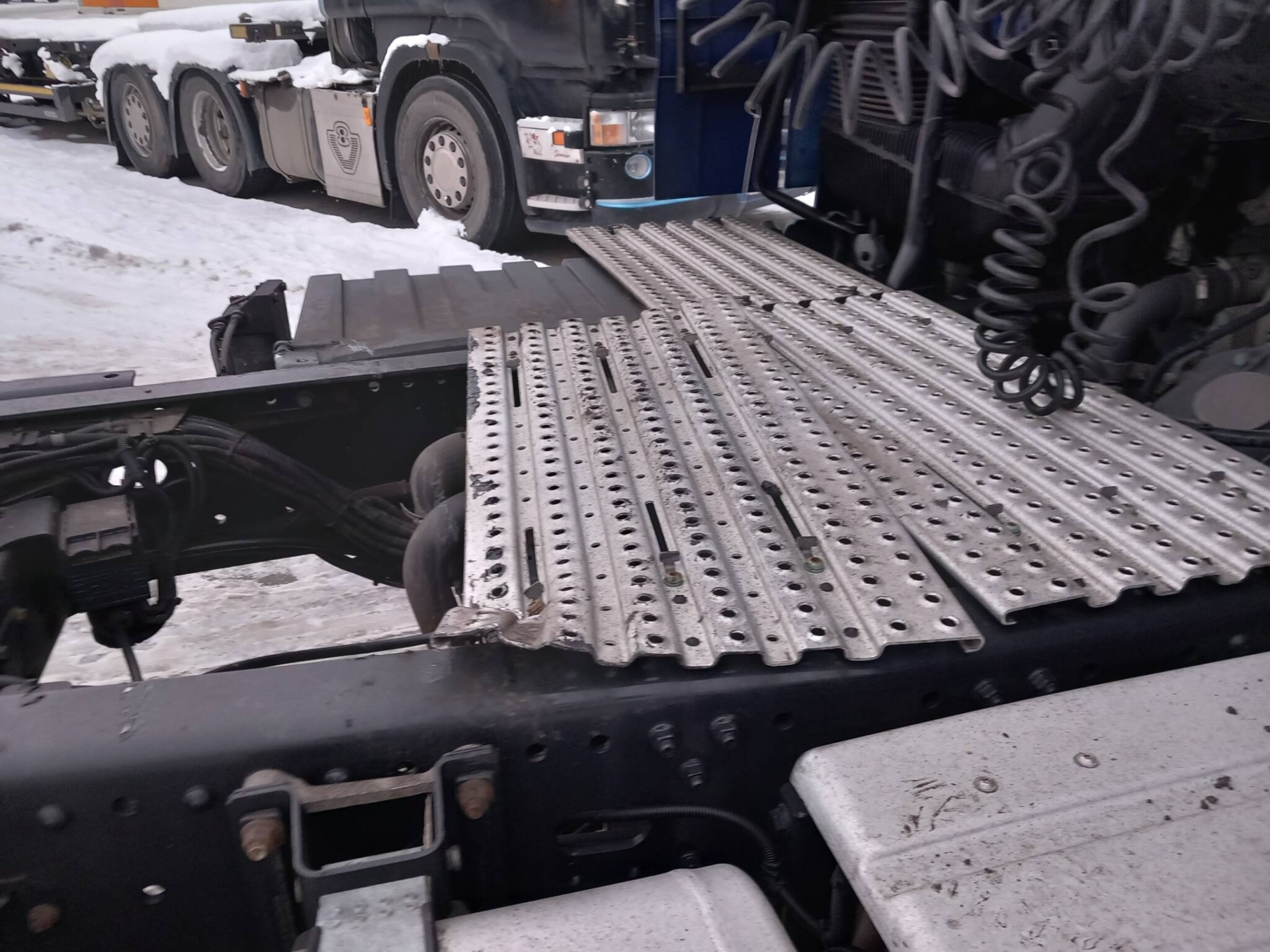 MAN TGX: Naprawa blacharsko-mechaniczna po upadku z kontenera – Gdańsk