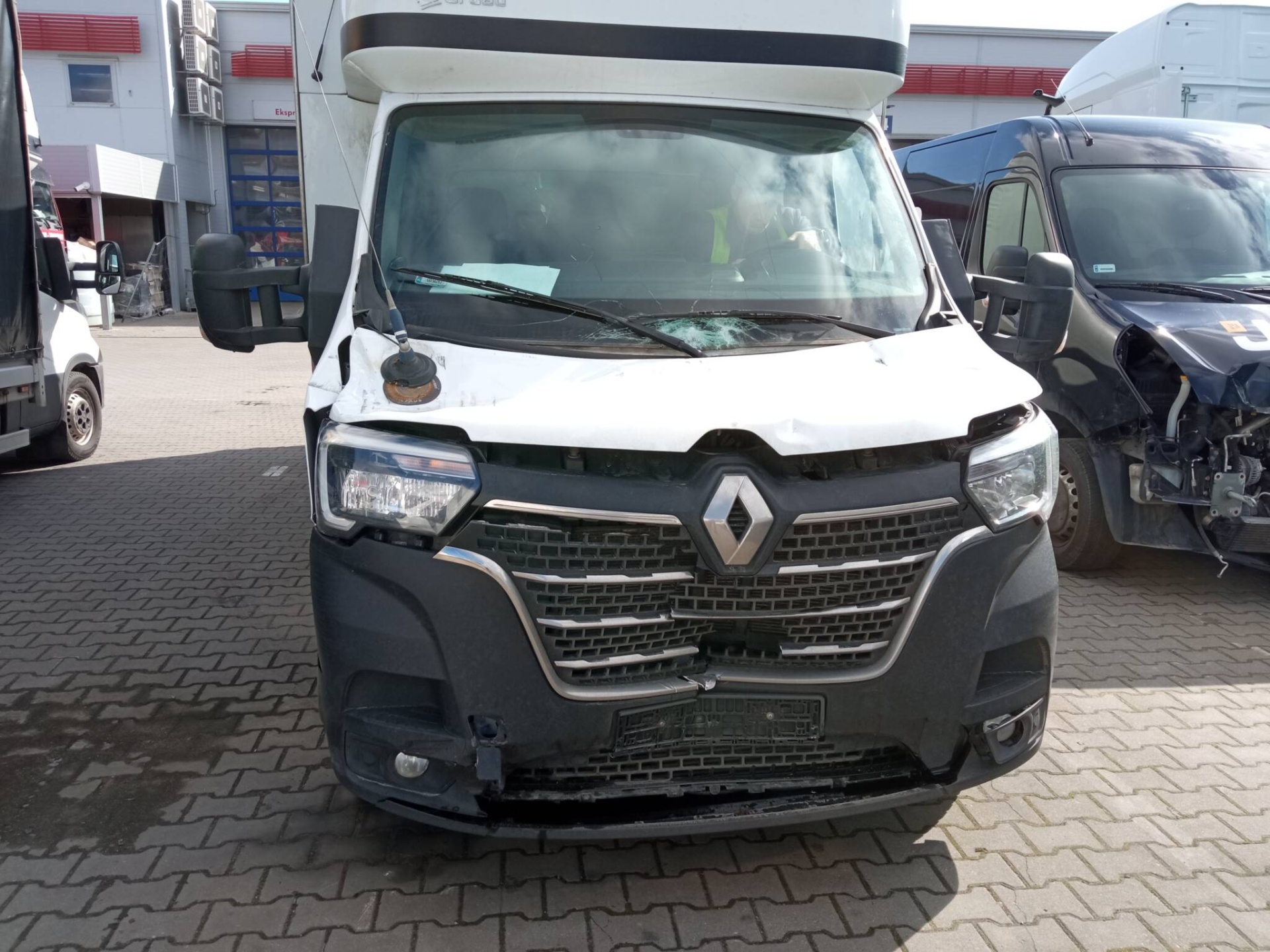 Bezgotówkowa naprawa Renault Master z polisy Warty w Gdańsku