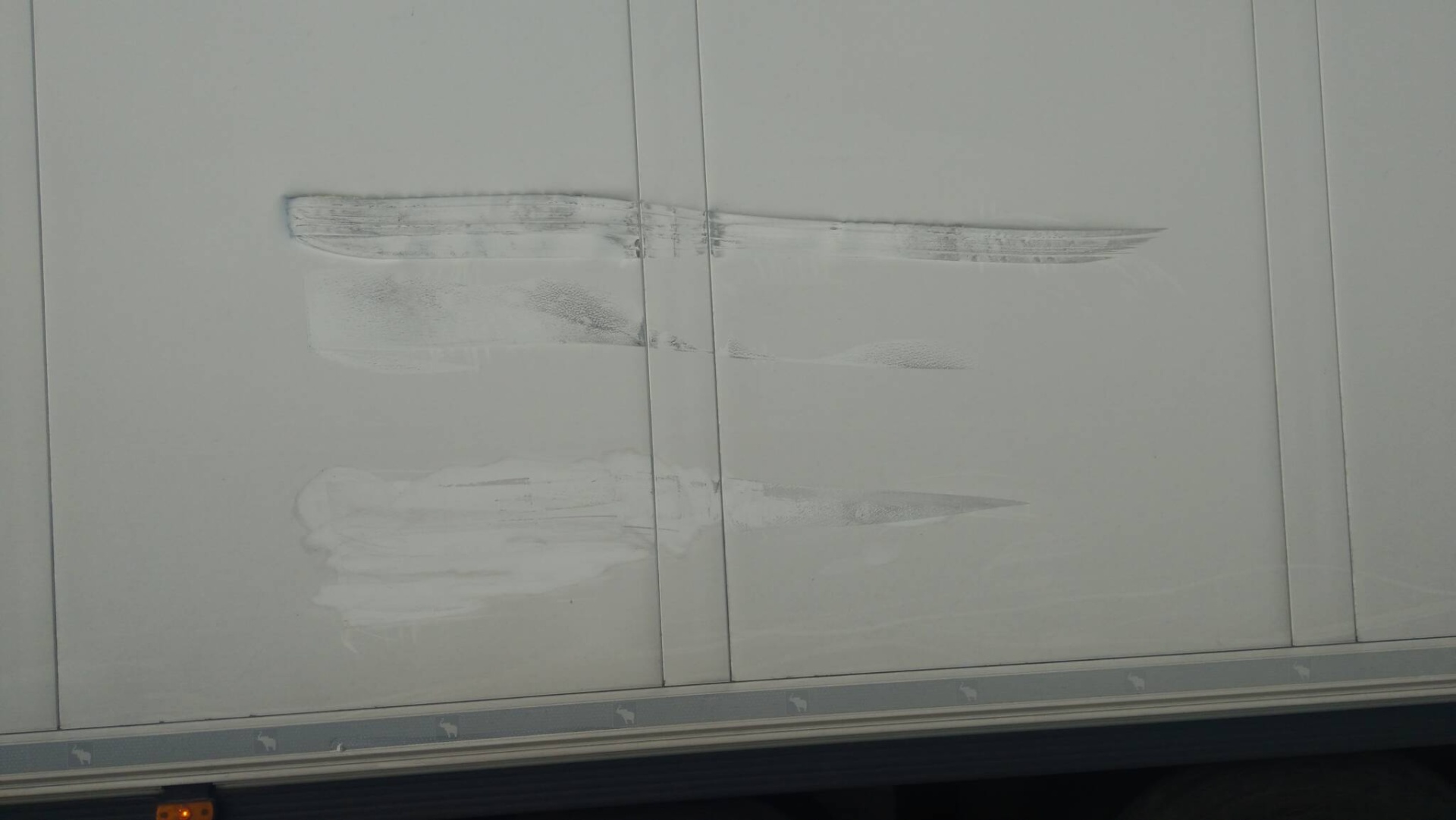 Naczepa Schmitz: Naprawa zabudowy po dwustronnej kolizji – Gdańsk