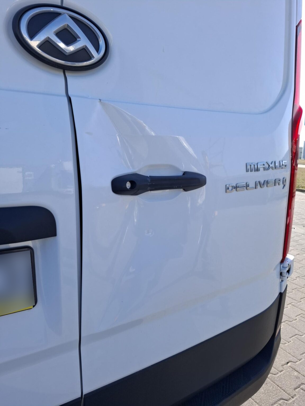 MAXUS DELIVER9: Naprawa blacharska po uderzeniu w słup – Wrocław