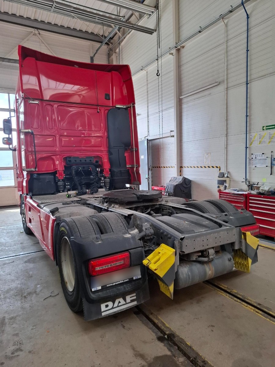 DAF XF 106: Naprawa kabiny po uderzeniu w naczepę – Białystok