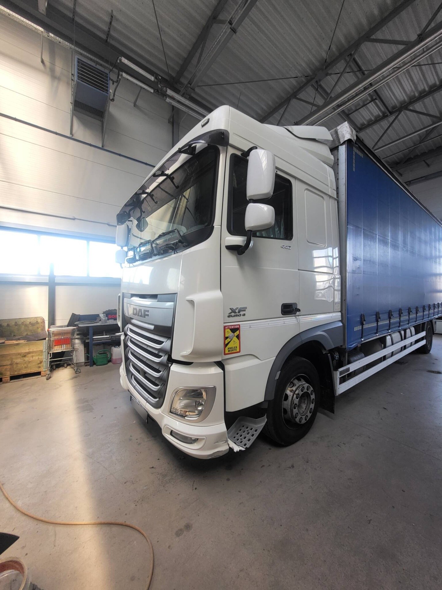 DAF XF: naprawa blacharsko-lakiernicza po najechaniu na kamień – Opole