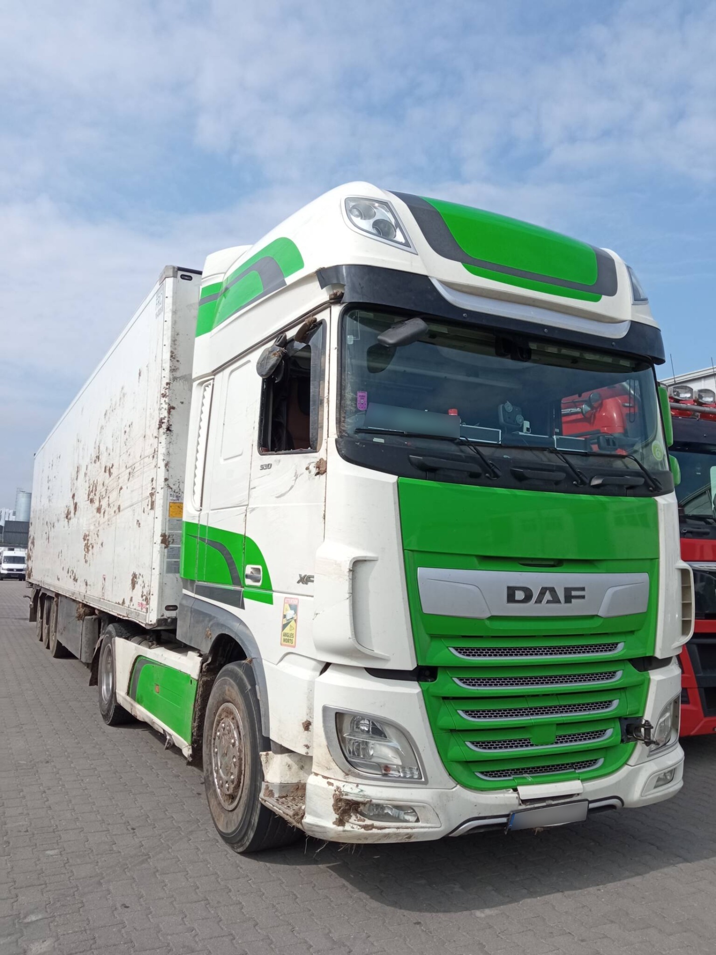 DAF i Schmitz: Naprawa blacharsko-lakiernicza po wywrotce – Gdańsk