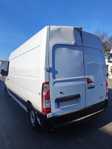 Renault Master: Naprawa blacharska po uderzeniu w garaż – Gdańsk
