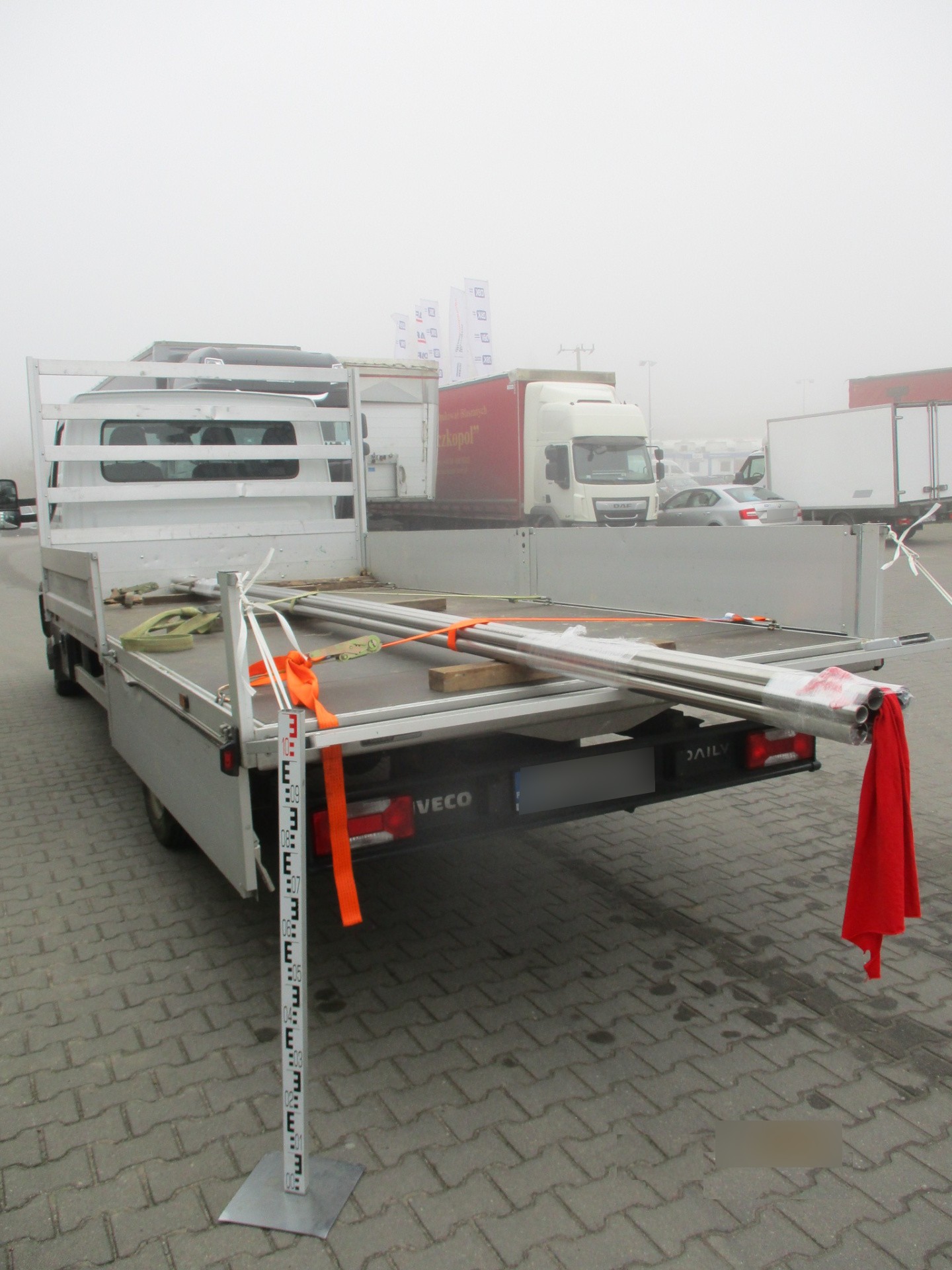 IVECO Daily: Naprawa blacharsko-lakiernicza po uderzeniu wózkiem widłowym – Gdańsk