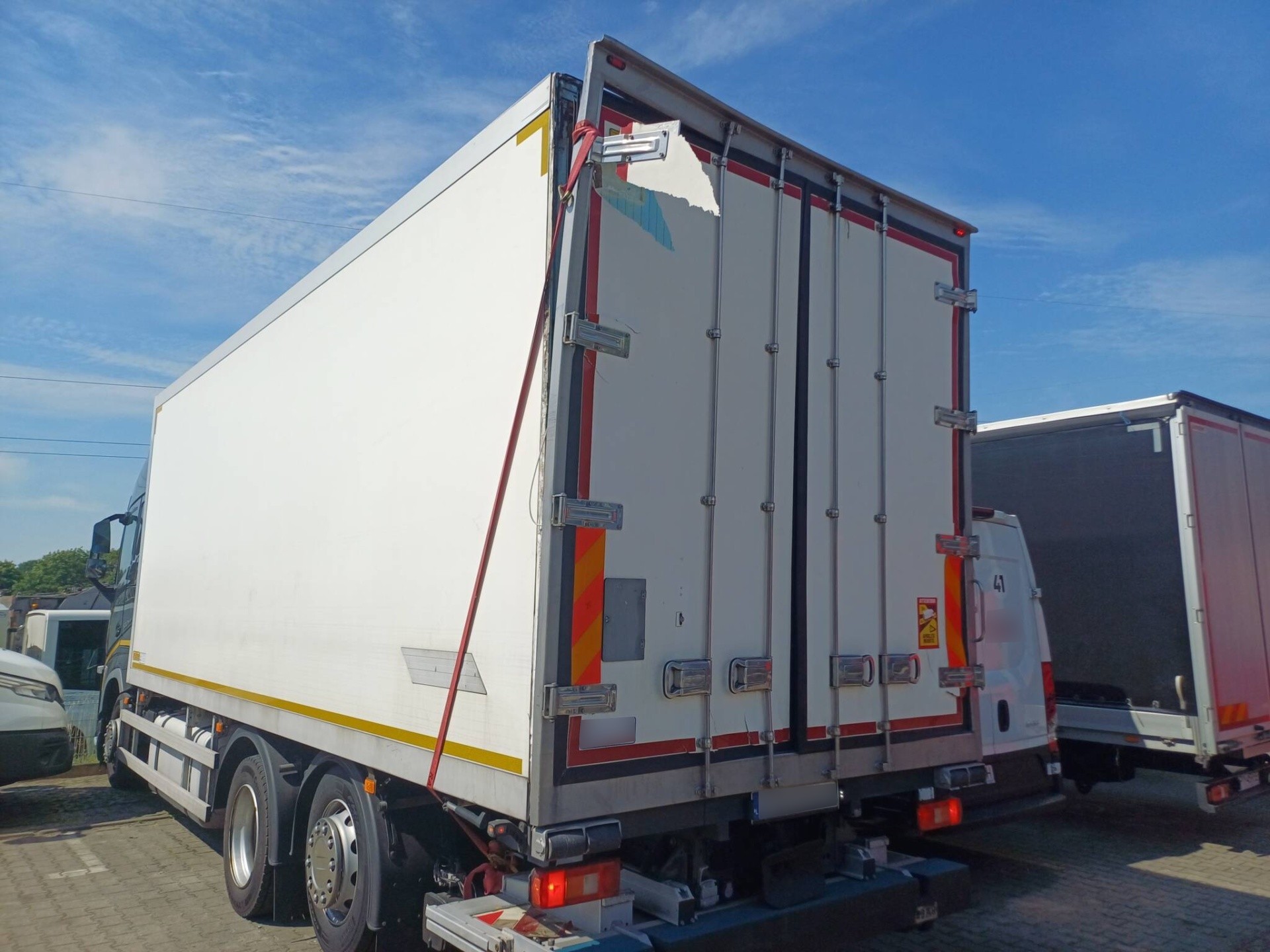 Naprawa powypadkowa zabudowy Volvo FH – realizacja w DBK Poznań