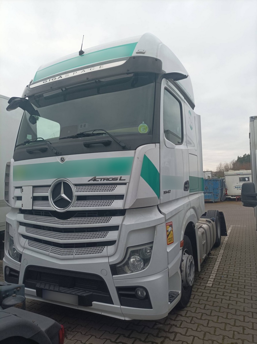 Naprawa powypadkowa ciągnika siodłowego Mercedes-Benz Actros w Niepruszewie
