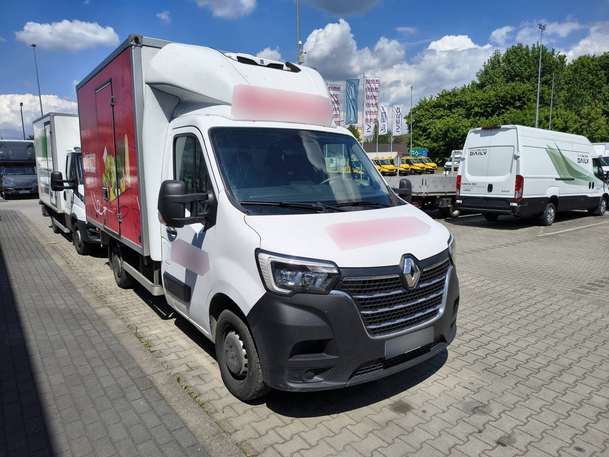 Renault Master: Naprawa zabudowy po zahaczeniu o pręt – Ruda Śląska