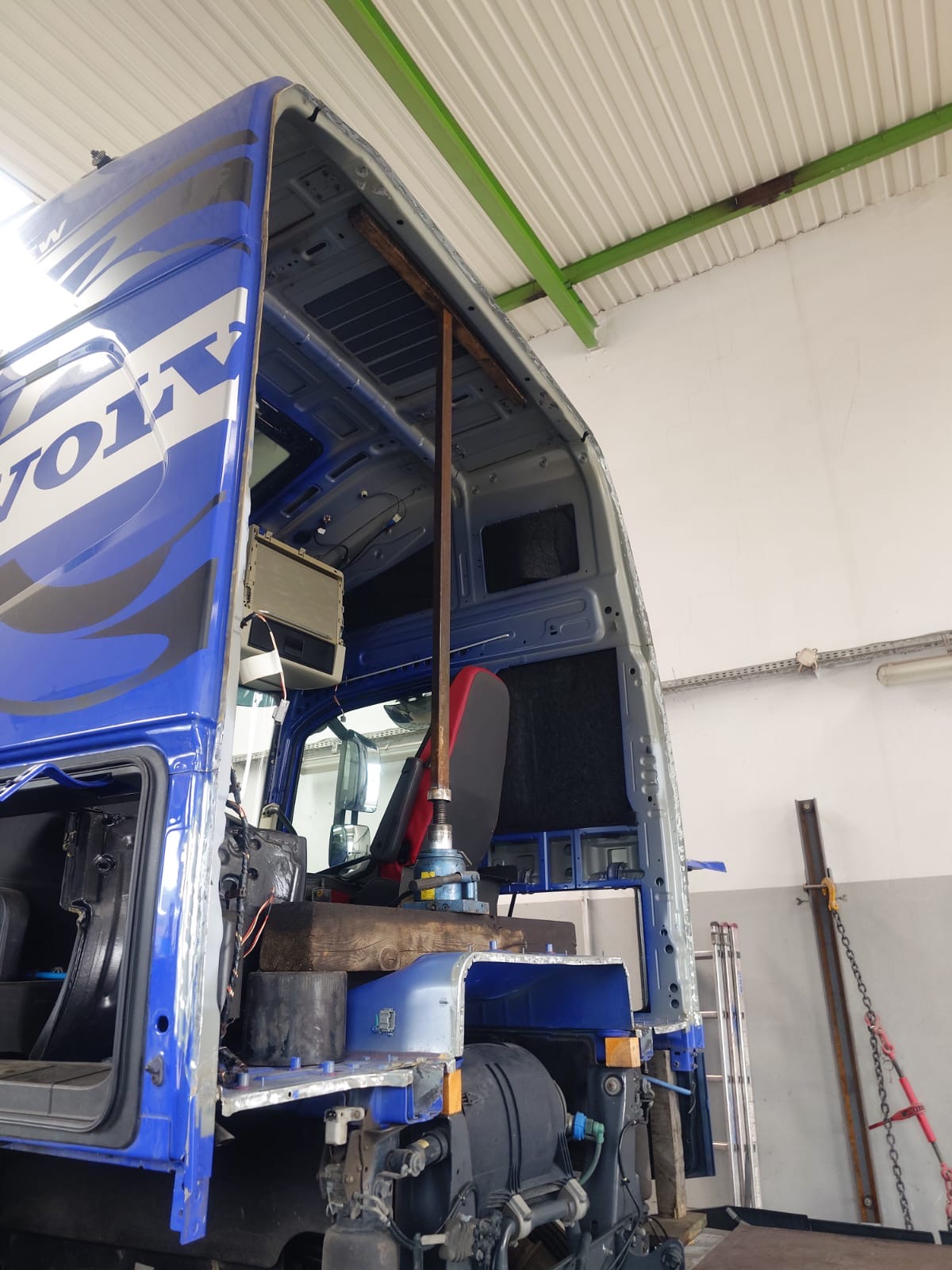 Volvo FH: Naprawa kabiny po uderzeniu kontenera – Bydgoszcz