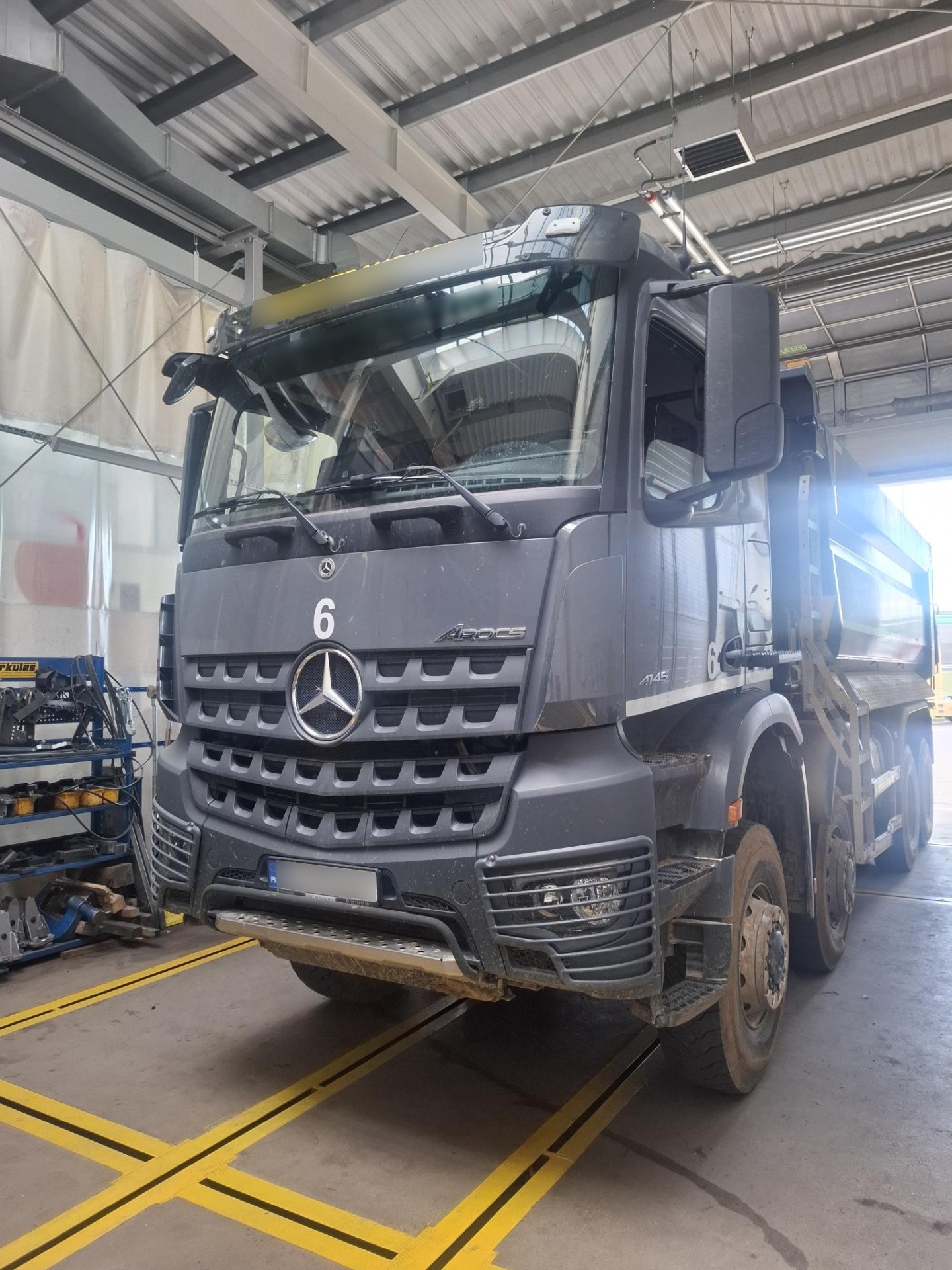 Mercedes Arocs: Wymiana szyby wybitej przy załadunku – Białystok