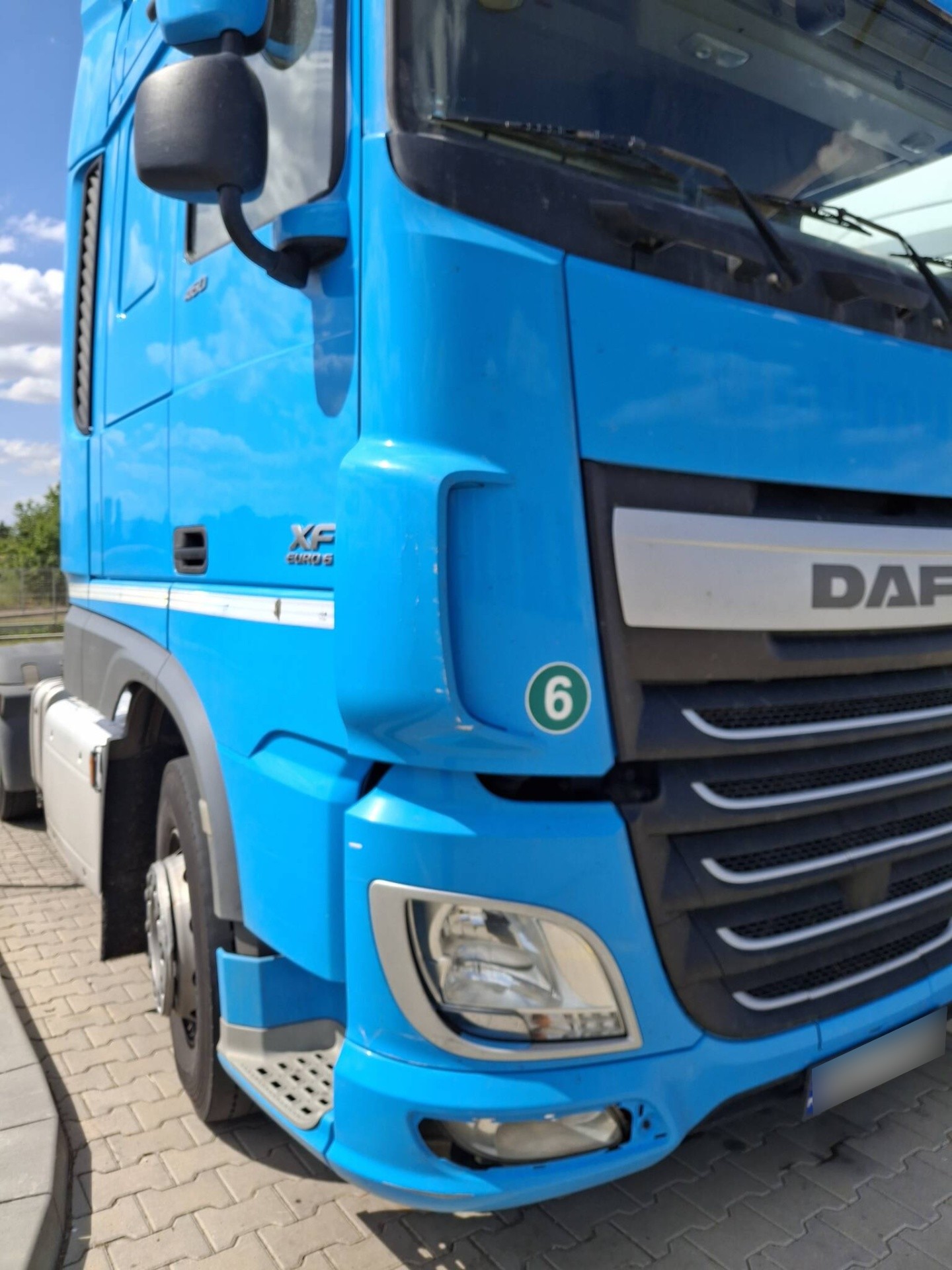 DAF XF: Naprawa powypadkowa po uderzeniu w gałąź – Legnica