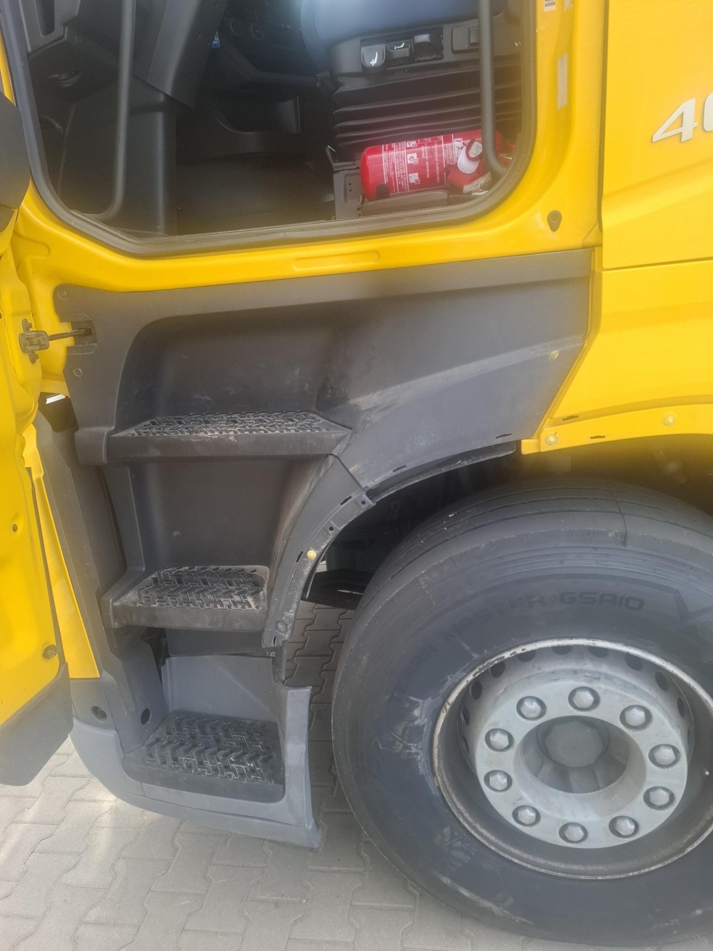Volvo FH: Naprawa powypadkowa po wystrzale opony – Białystok