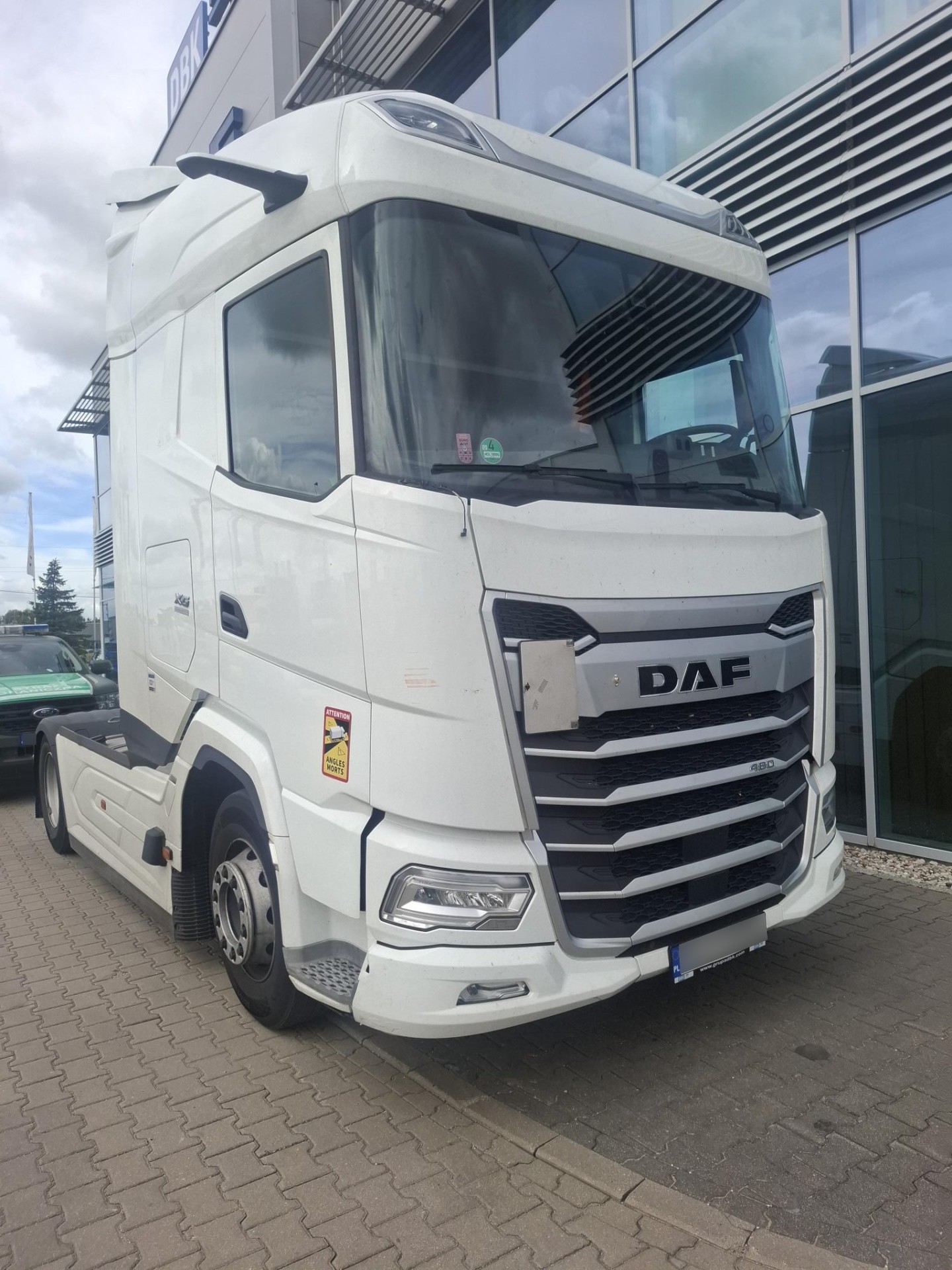 DAF XG: Naprawa po uderzeniu w betonowy blok – Białystok