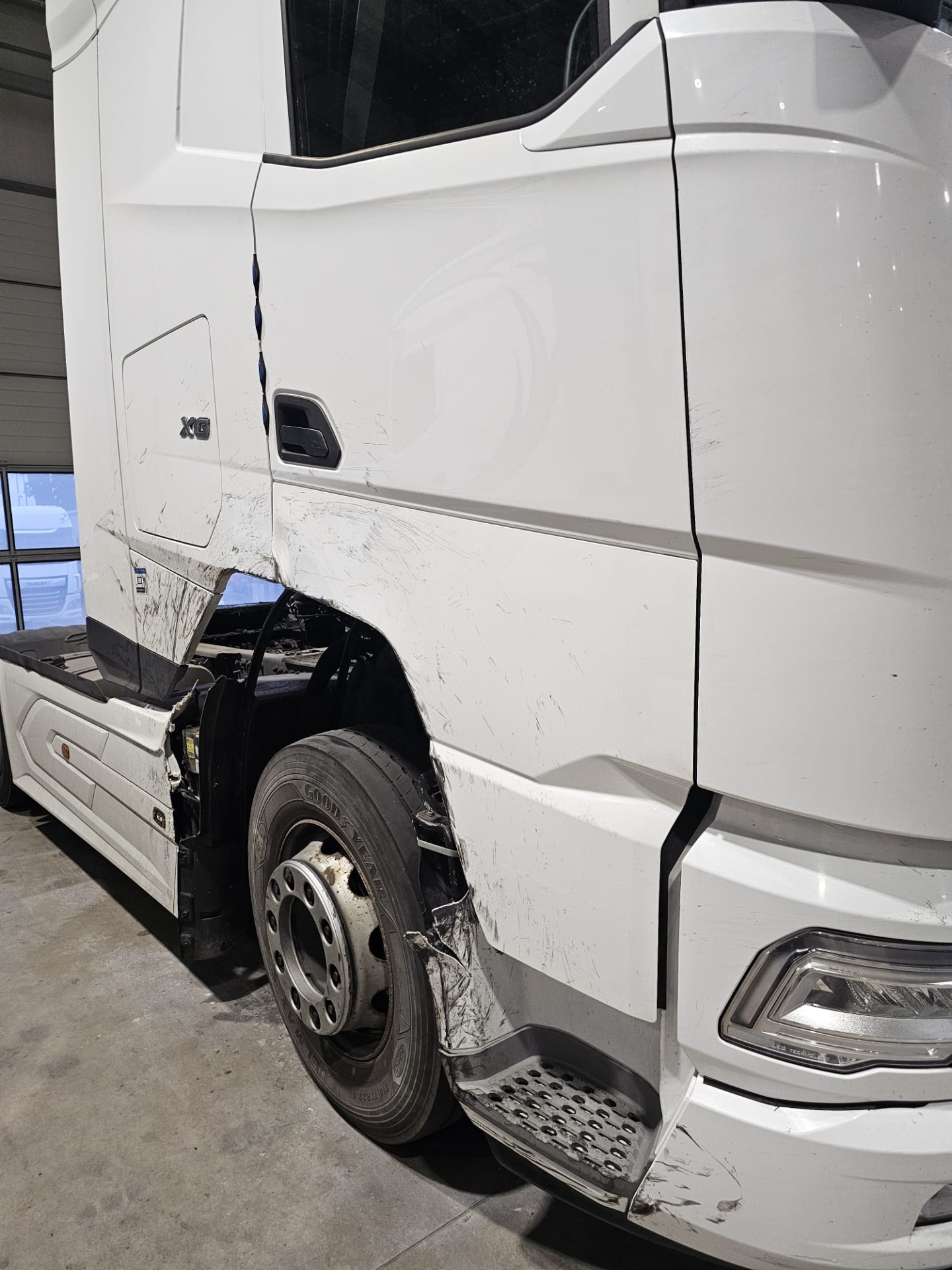DAF XG: Naprawa blacharska po wybuchu opony – Wrocław