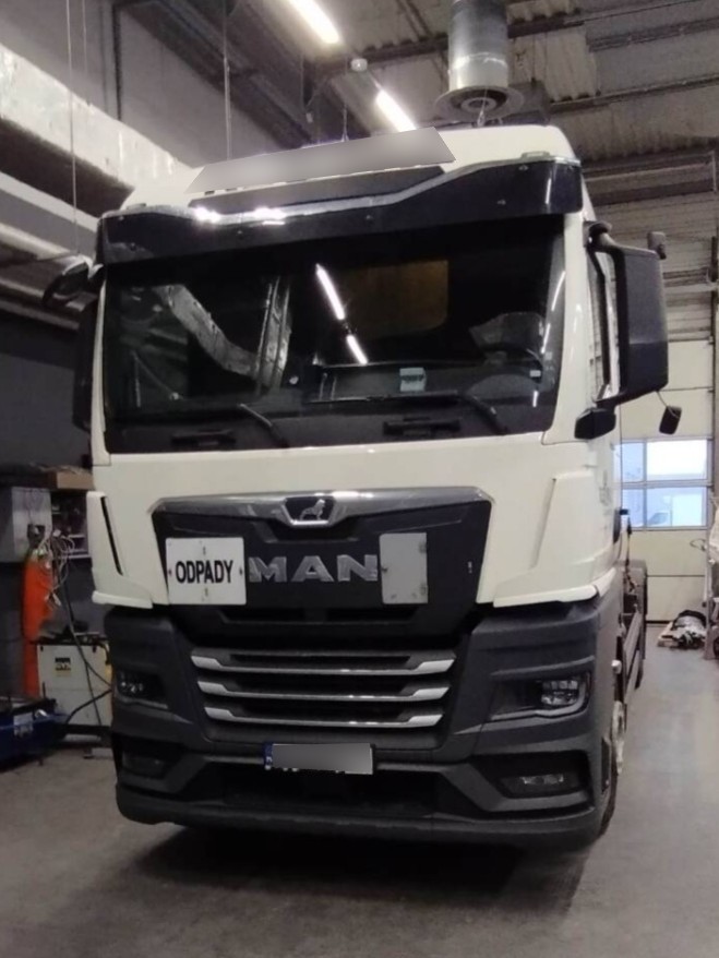 MAN TGX: Wymiana szyby po uderzeniu kamienia – Niepruszewo