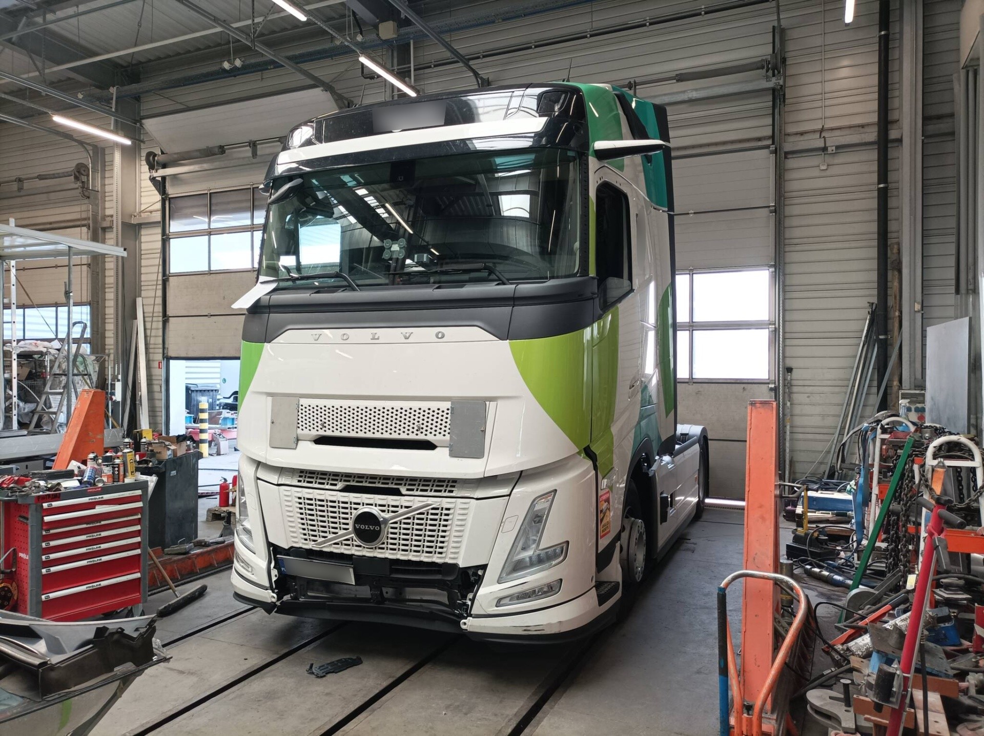 Volvo FH Aero: Naprawa po uderzeniu w przeszkodę – Niepruszewo
