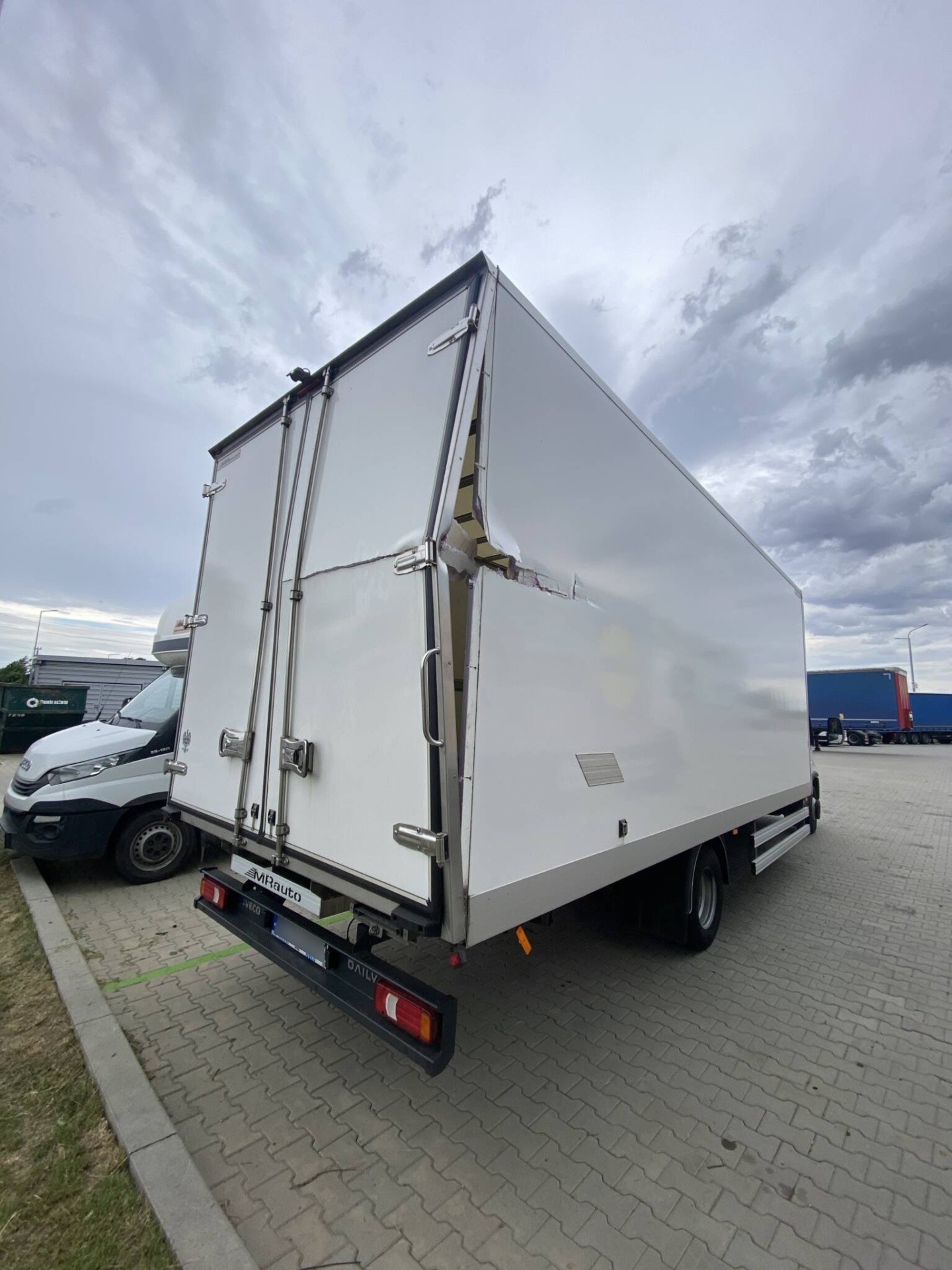 Bezgotówkowa naprawa powypadkowa IVECO z polisy PZU w Legnicy
