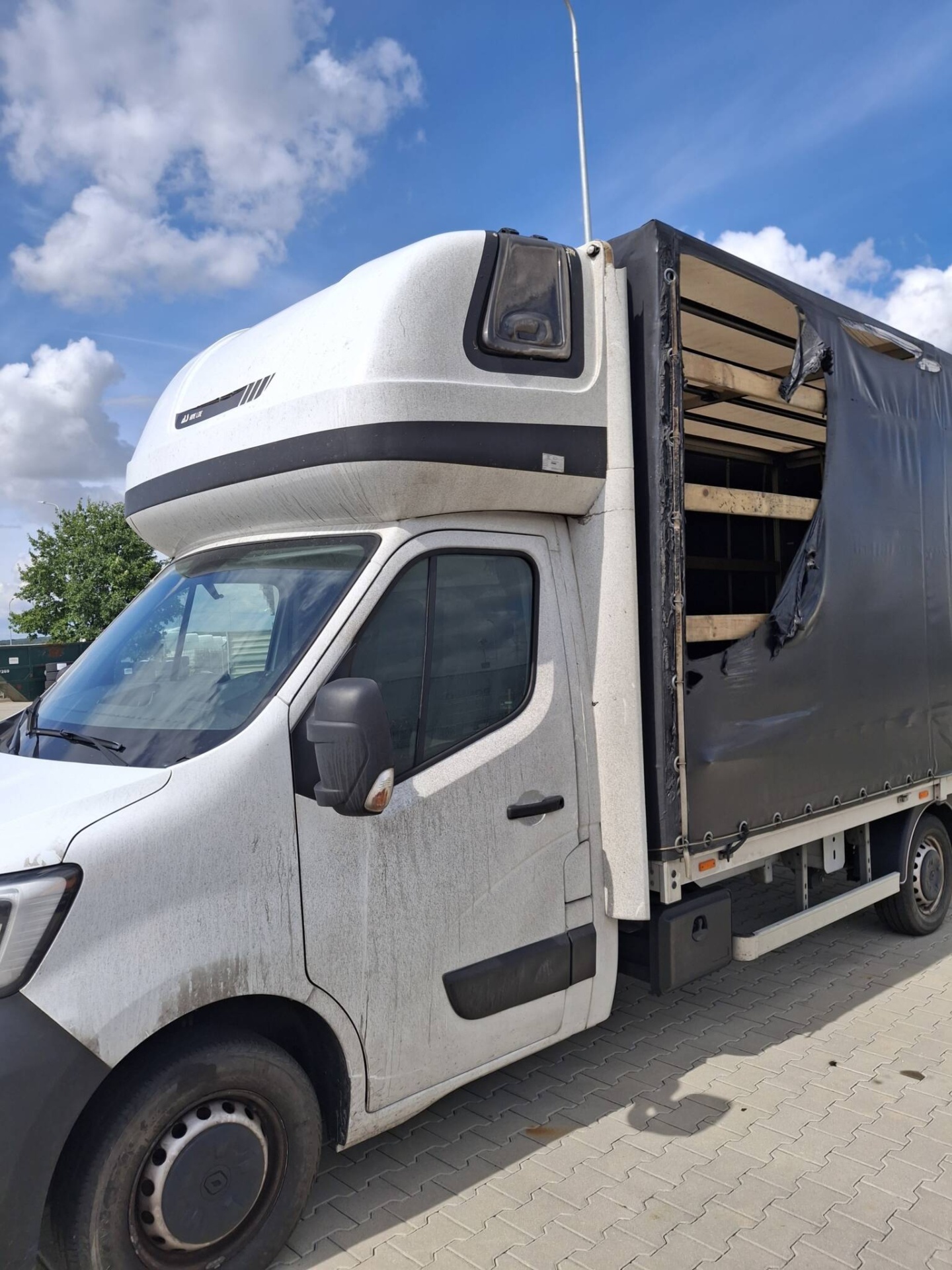 Renault Master: Naprawa powłoki po pożarze pojazdu – Legnica