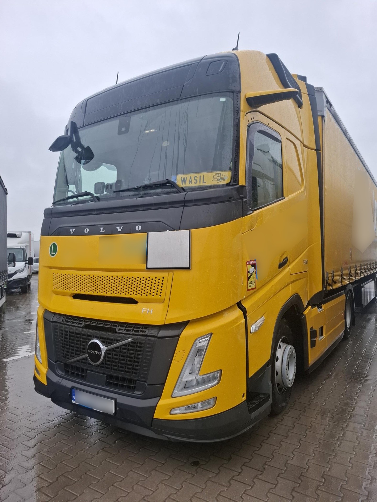 Volvo FH: Naprawa drzwi po uszkodzeniu przez wiatr – Białystok