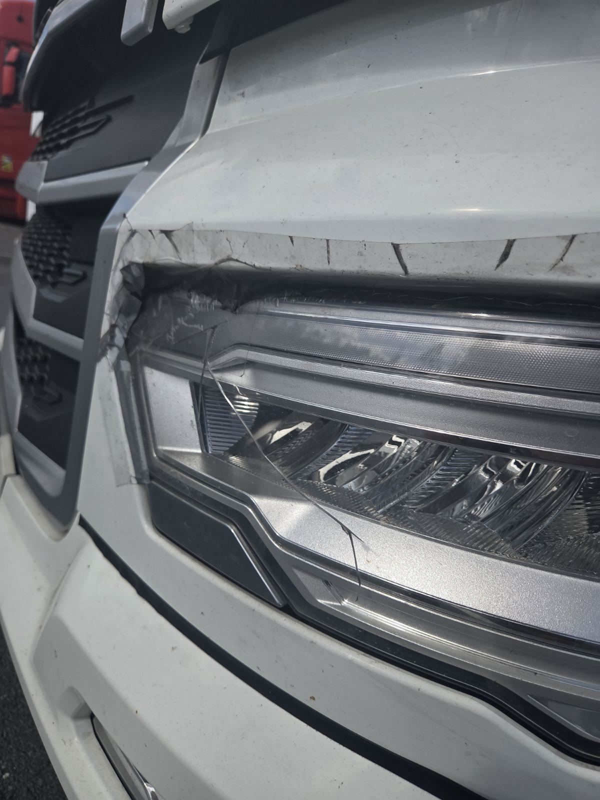 DAF XG: Naprawa reflektora po uderzeniu kamienia – Legnica